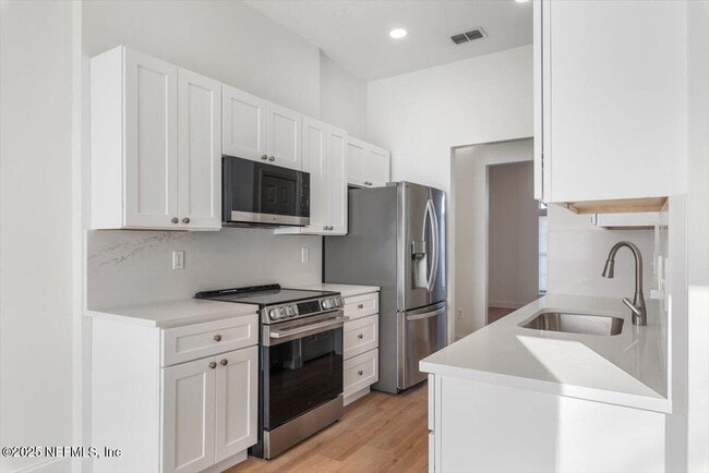 Building Photo - 12184 Mantle Dr