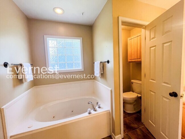 Building Photo - 3 Bed/2 Bath Home with Garage / Pet-Friendly / Vouchers Accepted / Available Now!