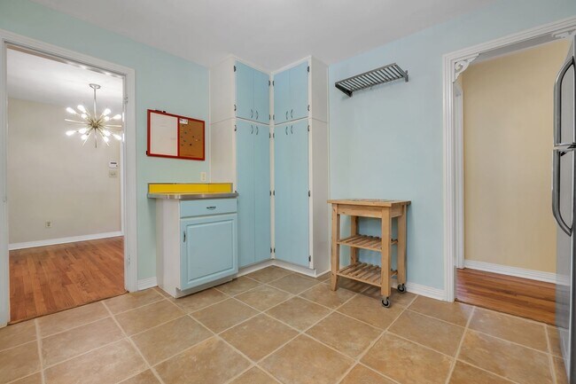 Building Photo - Stunning 3 Bedroom 2 Bathroom Mid-Century ...