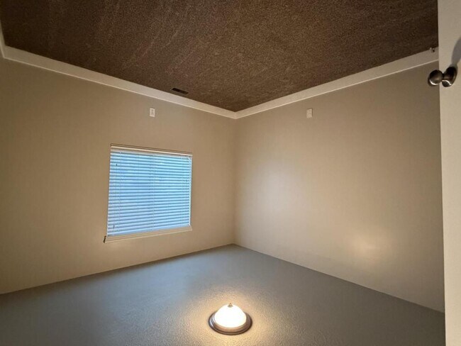 Building Photo - 2103 925 W