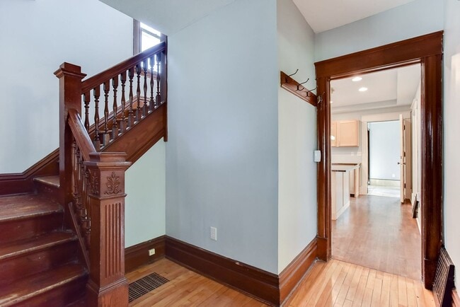 Building Photo - Renovated 3 Bedroom 2 bathroom house. Superb Master suite.