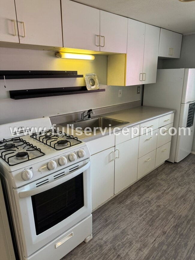 Building Photo - Lower basement studio unit in a house