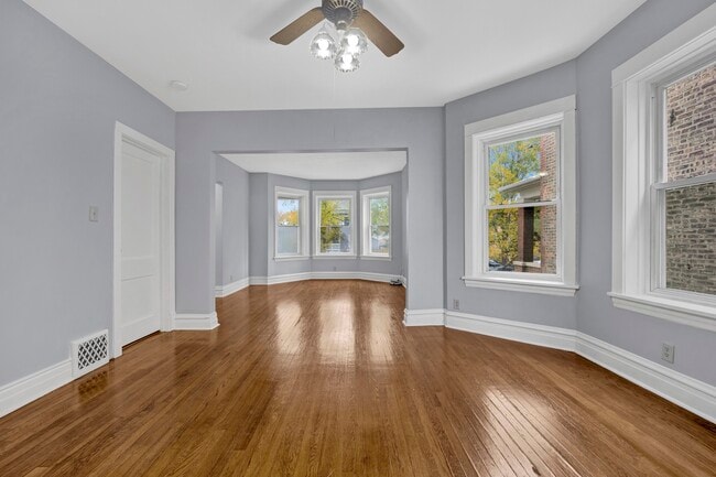 Building Photo - 5015 W Montrose Ave