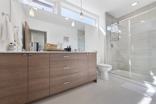 Building Photo - 1505 E Spruce St