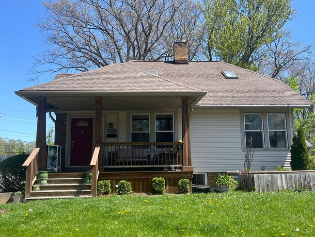 Building Photo - Large home in a convenient location