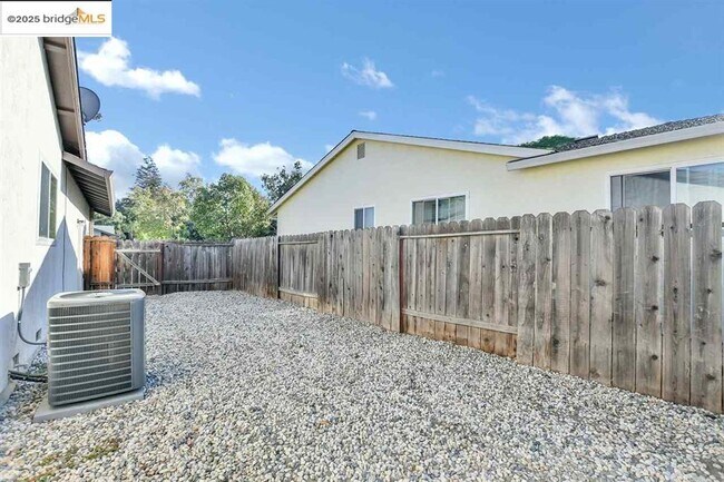 Building Photo - 817 Basalt Way