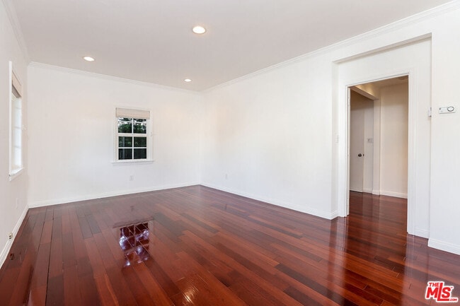 Building Photo - 252 Hampton Dr