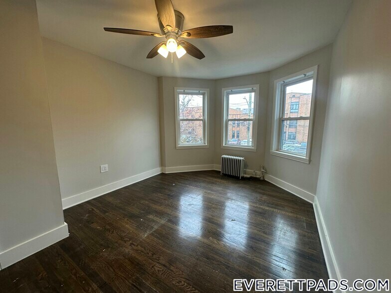 Building Photo - 13 Gladstone St