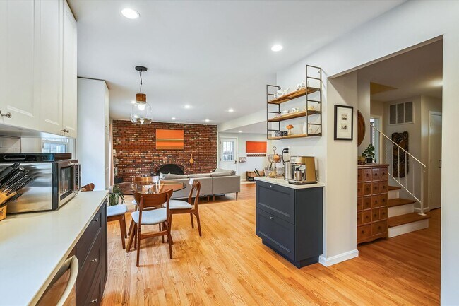 Building Photo - Fabulous 5BR 2.5BA Located in Close in Roc...