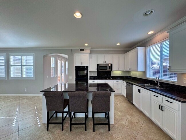 Building Photo - Discover this beautifully upgraded 5 bedro...