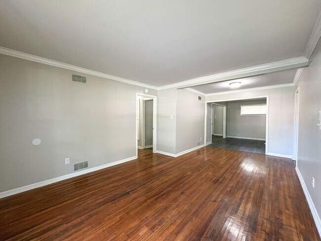 Building Photo - 4 bedroom, 2 bathroom house near Perkins and Willow / Colonial Acres area of Memphis