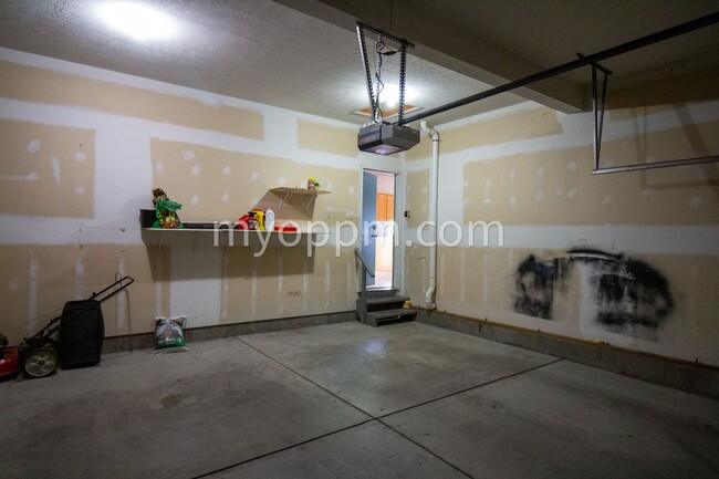 Building Photo - $1,022.50 Off Deposit! Pet Friendly, Spaci...