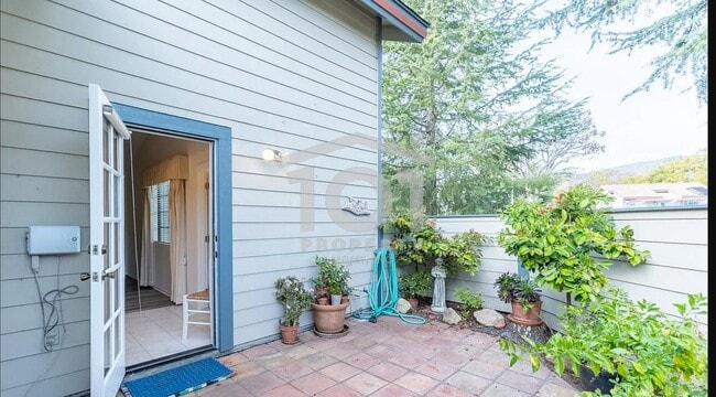 Building Photo - Charming and spacious single-level 2-bedroom, 2-bath condo