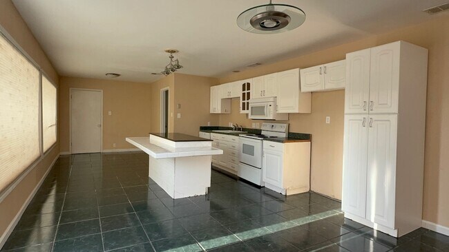 Building Photo - 2110 Lariat Trail