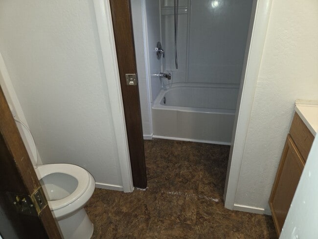 Building Photo - Two bedroom unfurnished in Sierra Tract