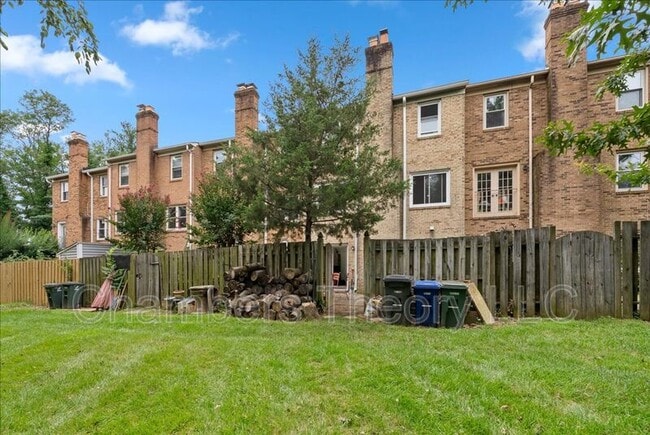 Building Photo - 1033 N George Mason Dr