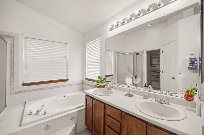 Building Photo - 448 Somerset Dr