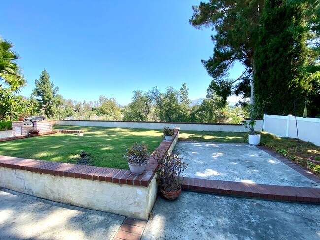 Building Photo - Amazing 4-bedroom home with a view, Availa...