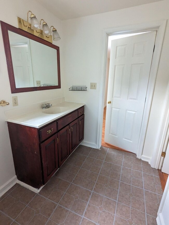 Building Photo - Spacious 3 Bedroom House Available Now!