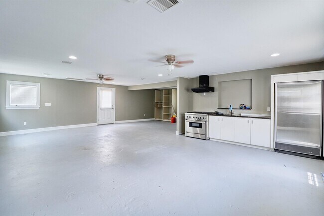 Building Photo - 7557 Meadowview Dr