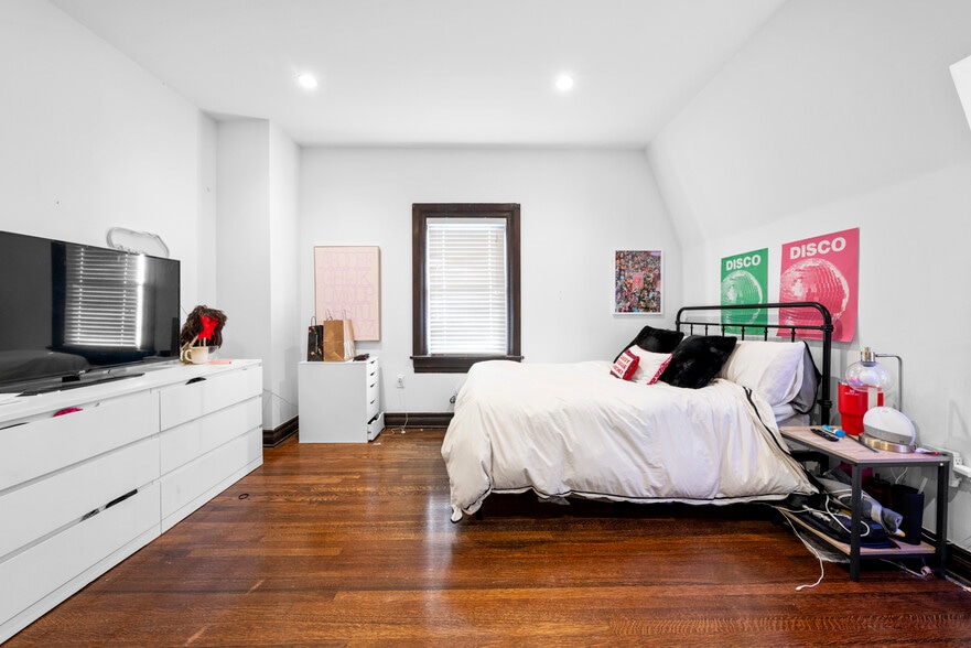 Building Photo - 2142 Portland St