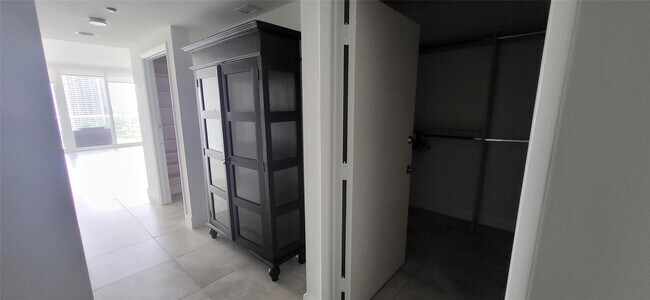 Building Photo - 2600 Island Blvd