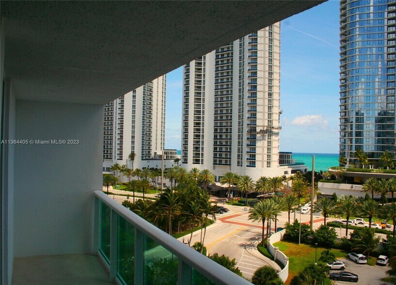 Building Photo - 100 Bayview Dr