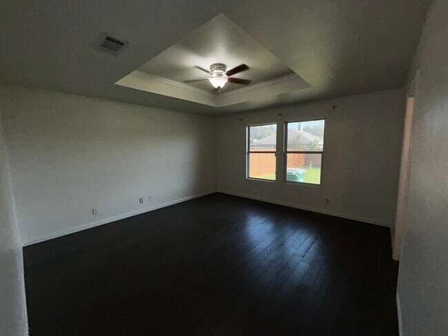 Building Photo - 4-Bedroom, 2-Bath Home in Carriage Hills N...