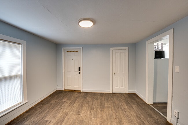 Building Photo - 426 N Lake St