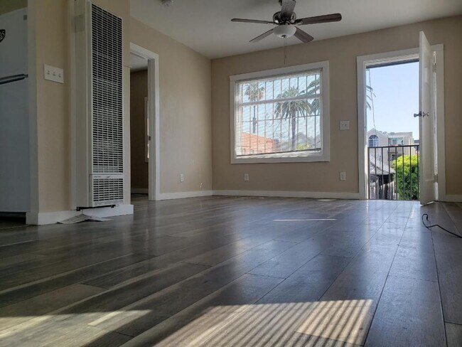 Building Photo - 219 W 7th St