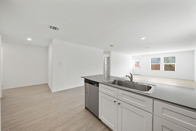 Building Photo - 3 Bedroom/2 Bath Crescent Hills Subdivision