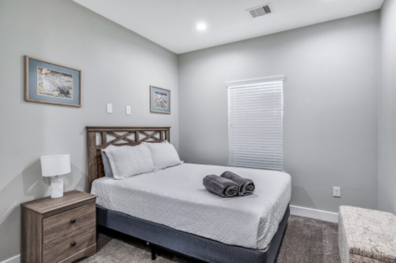 Building Photo - 144 W 5th St