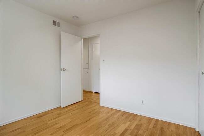 Building Photo - Great Location 3BD Home with Wood Floors &...