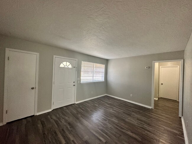 Building Photo - 3-bedroom / 1-bath Cozy Home Available in ...