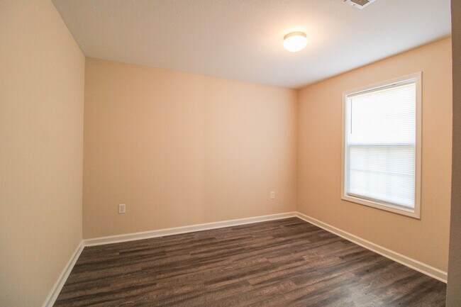 Building Photo - Great Location! 4 Bedroom Home Close to Downtown Pulaski