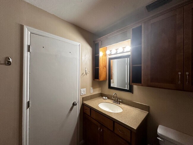 Building Photo - 263 N Villas Ct