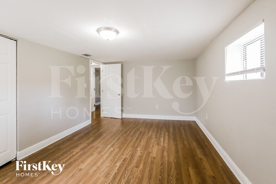 Building Photo - 1320 NE 204th St