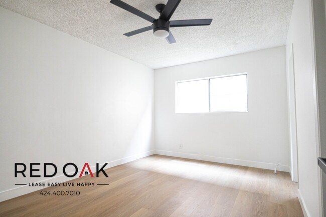 Building Photo - Spacious, Bright, and Completely Remodeled...