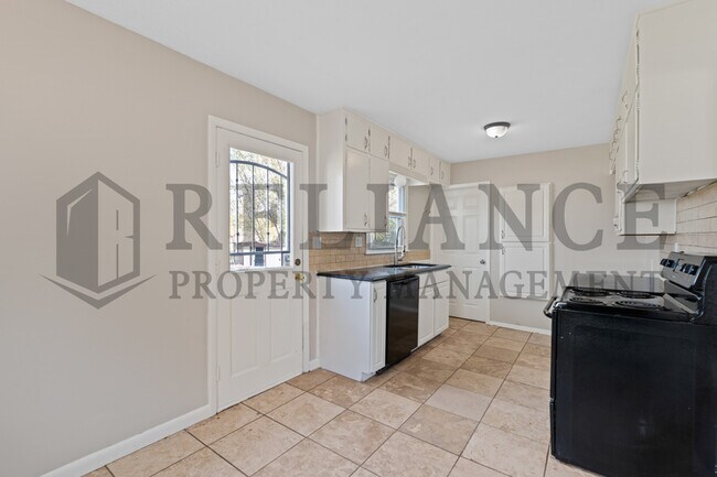 Building Photo - 3408 S Hiram Ave