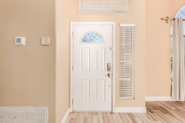 Building Photo - 1110 N Aspen Dr