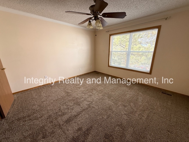 Building Photo - 2088 Oakcrest Cir