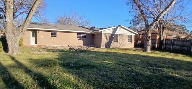 Building Photo - Fully Renovated Benbrook Beauty