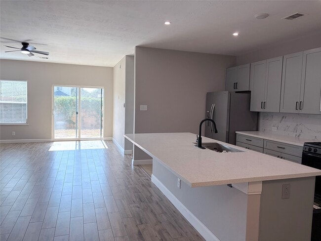 Building Photo - 10910 Woodwind Shadows Dr