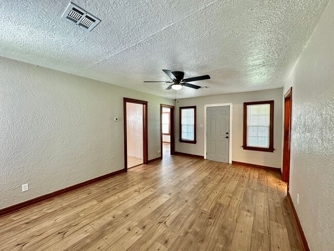 Building Photo - 3 Bedroom