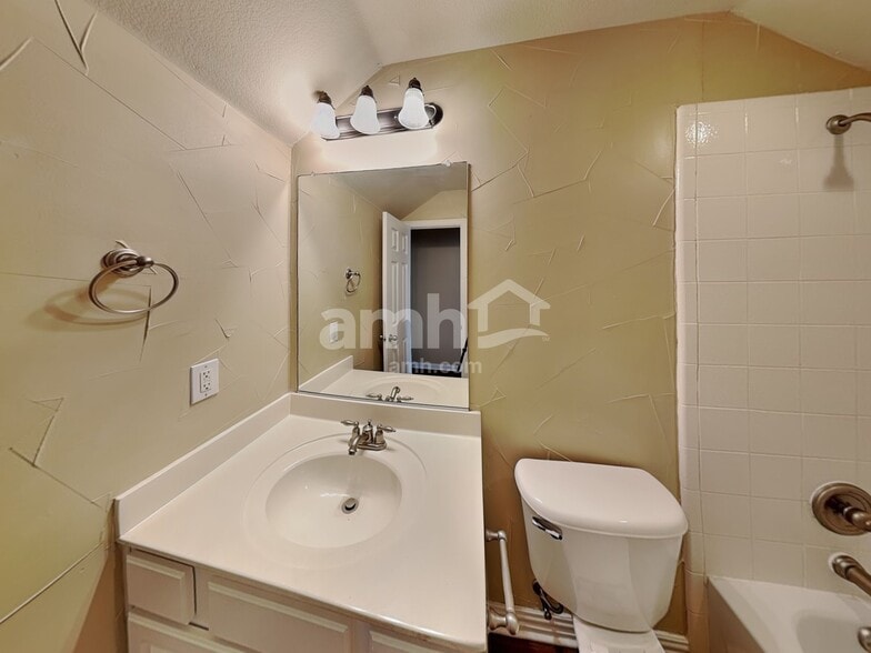 Building Photo - 1310 Golf Club Dr