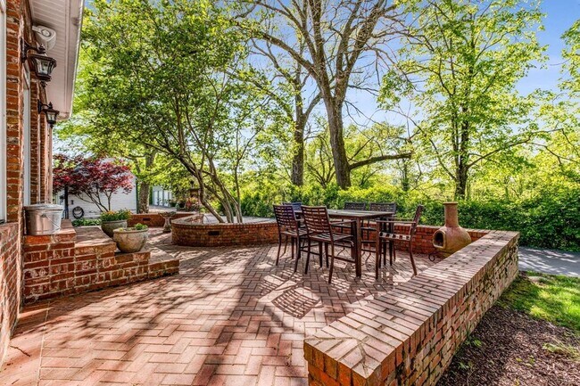 Building Photo - 405 Webb Rd W