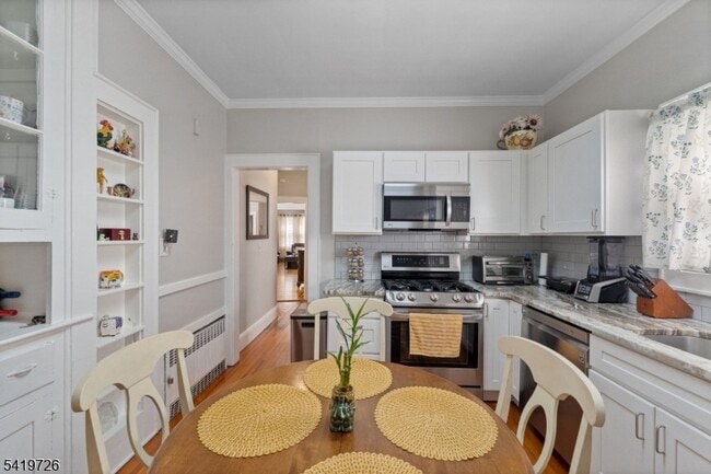 Building Photo - 144 Bellevue St