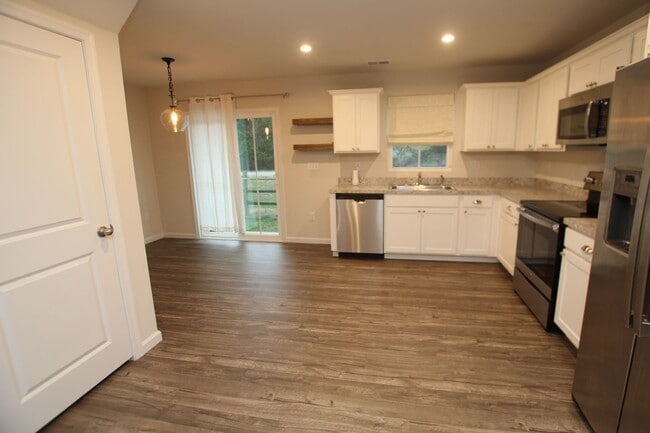 Building Photo - Easy living in this immaculate town home. ...