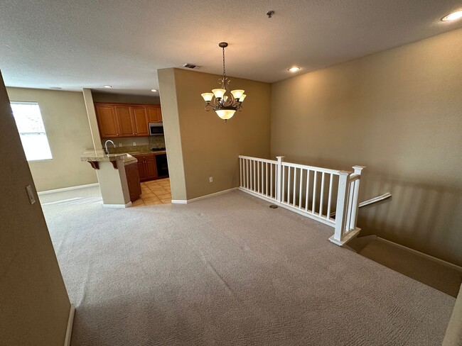 Building Photo - 2 Bed 2 Bath Townhouse W/ Attached Garage ...