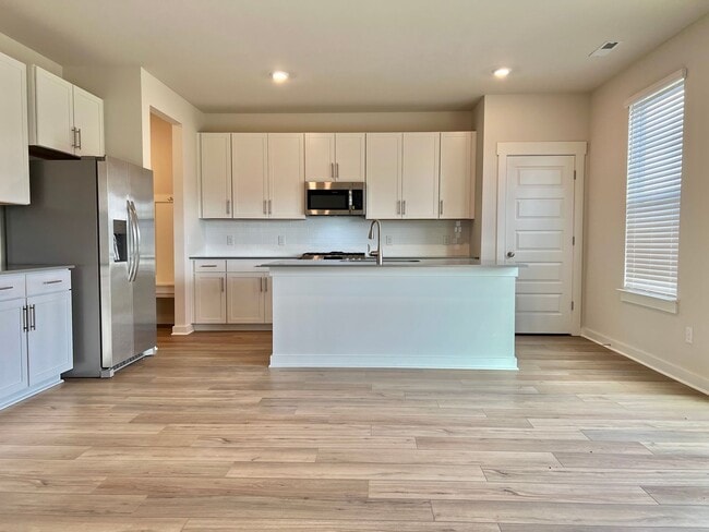 Building Photo - 5 Bed, 3.5 Bath Home w/ 2 Car Garage in Harvest Point